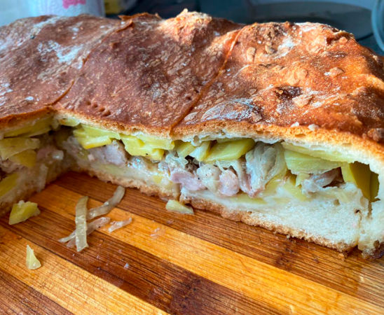 Пирог мясной с картошкой и луком на домашнем тесте