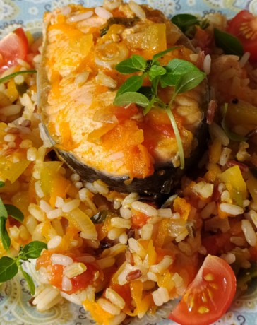 Рис с отварной красной рыбой и овощным соусом