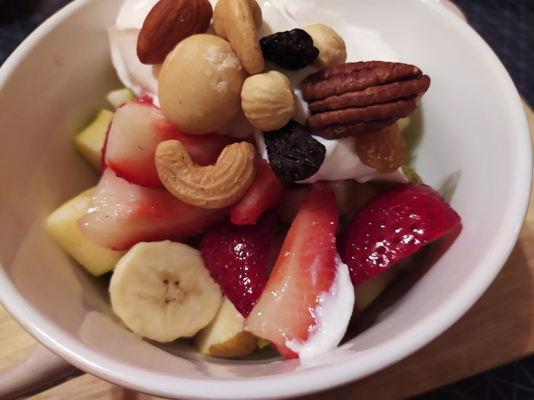 Рецепт десерта из фруктов, йогурта и орешков с йогуртом и клубникой
