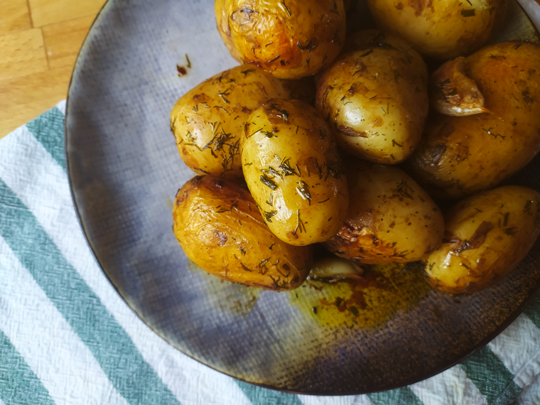Рецепт молодого картофеля в рукаве целиком в духовке с укропом, чесноком и оливковым маслом