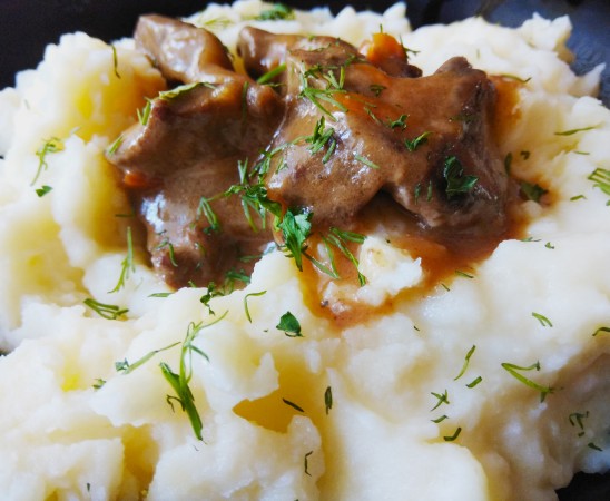Густой вкусный гуляш из говядины с томатной подливкой
