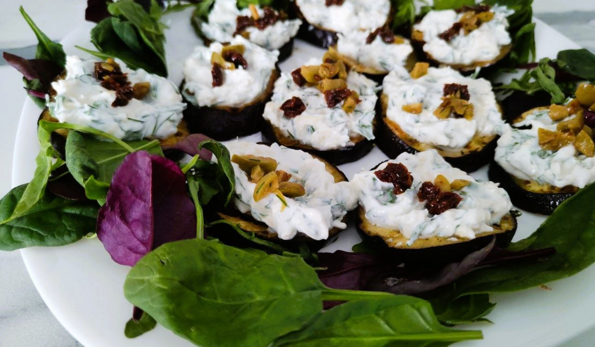 Рецепт красивой закуски на праздник из баклажанов и чеснока