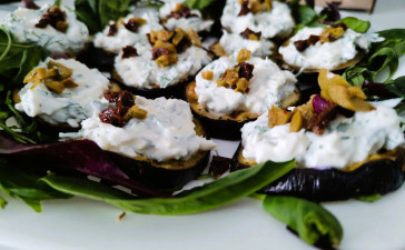 Закуска из баклажанов с мягким творогом, сыром и зеленью
