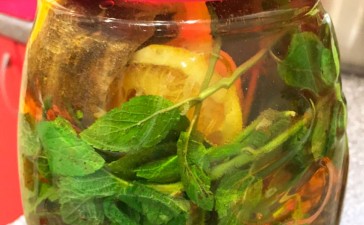 Травяной чай живительный с лимоном, имбирем и душистыми травами