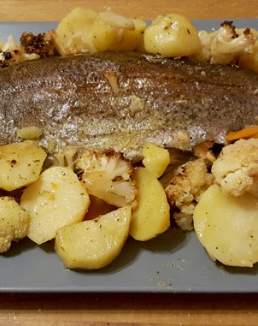 Запеченная речная форель в духовке с картофелем и цветной капустой