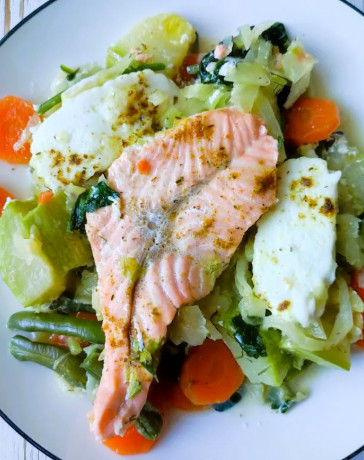 Форель с адыгейским сыром и овощами