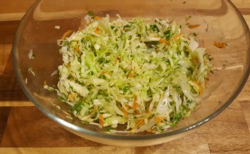Салат из белокочанной капусты с зеленью