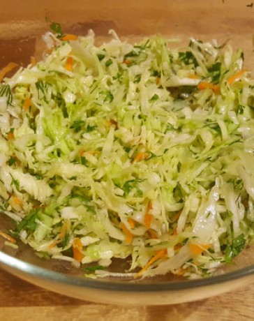 Сочный салат из свежей капусты