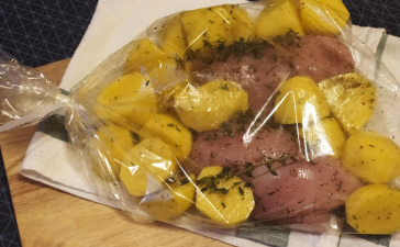 Куриные грудки с картофелем и травами в пакете для запекания