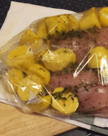 Куриная грудка в пакете с картошкой в духовке