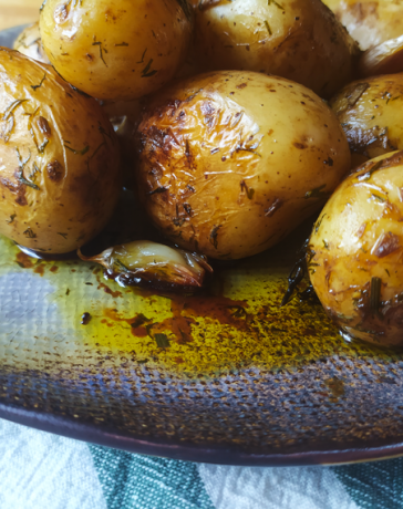Как запечь молодую картошку в кожуре в духовке целиком