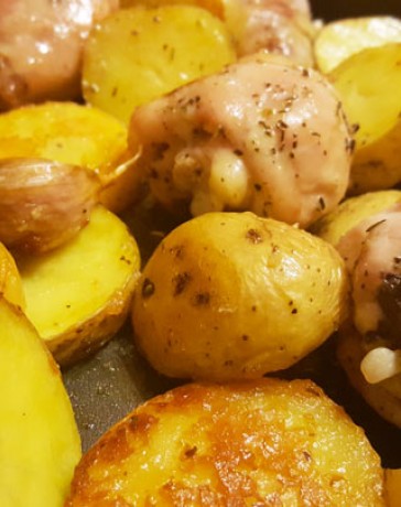 Простой рецепт куриных голеней запеченных с картофелем в духовке