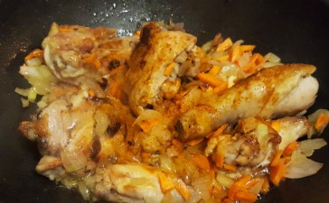 Курица на сковороде с картошкой