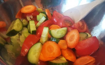 Овощной салат из моркови и сельдерея с медовой заправкой