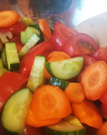 Овощной салат из моркови и сельдерея с медовой заправкой