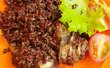 Рассыпчатый плов из красного риса с курицей в сковороде Вок