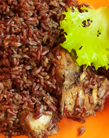 Рассыпчатый плов из красного риса с курицей в сковороде Вок