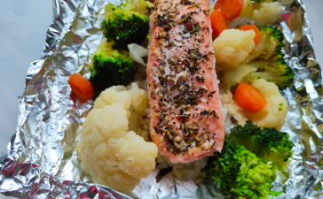 Вкусный ужин рыба с овощами и рисом под соусом бешамель