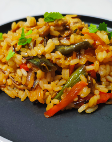 Рис и овощи в азиатском стиле с соевым соусом