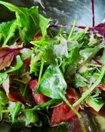 Вкусный овощной салат с пармезаном, рукколой, молодыми листьями шпината и помидорами