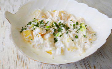 Салат из ананаса, сыра и чеснока