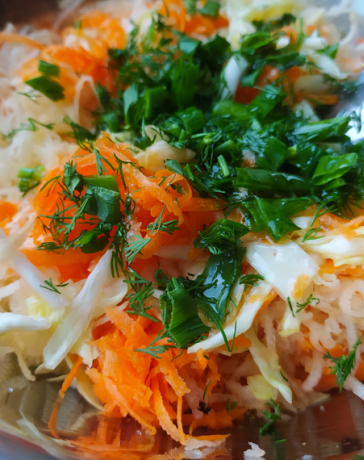 Сочный салат из корня сельдерея с морковью и белокочанной капустой