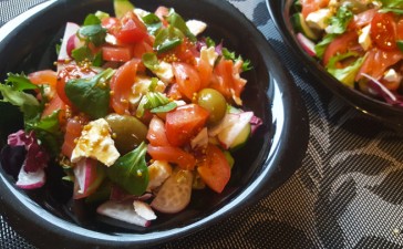 Салат с рыбой, сыром фета и свежими овощами