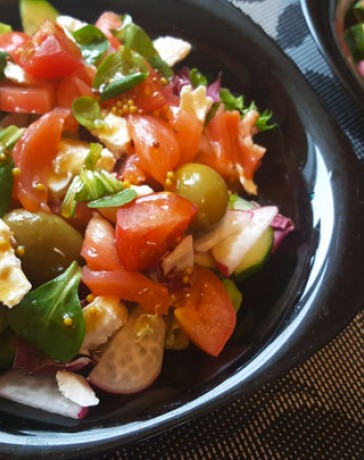 Салат с рыбой, сыром фета и свежими овощами