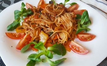 Спагетти с мясом и овощами в сковороде вок