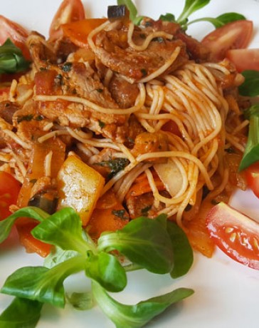 Спагетти с мясом и овощами в сковороде вок