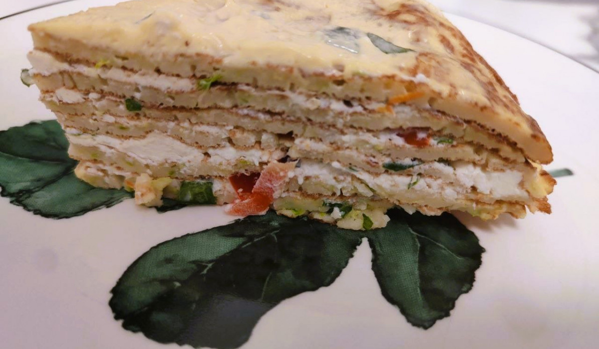 Рецепт закусочного торта с кабачком и чесноком