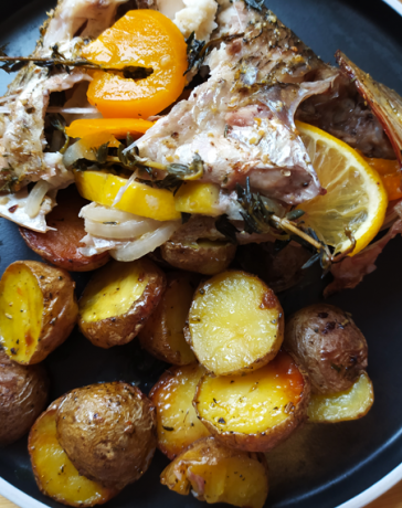 Запеченная в духовке речная рыба Язь с беби-картофелем в травах с болгарским перцем, луком и лимоном