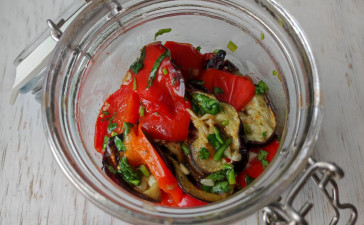 Пикантная закуска из баклажанов и болгарского перца с кинзой и чесноком