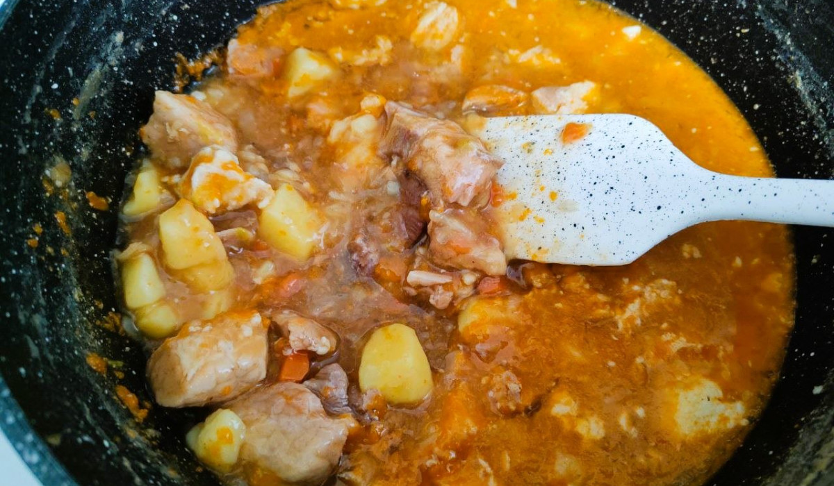 Рецепт блюда из свинины на косточке, картофеля и капусты