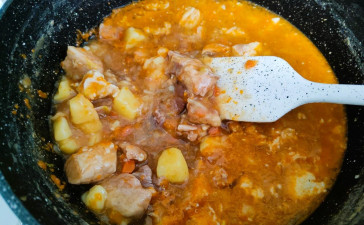 Жаркое со свиными косточками долгого тушения