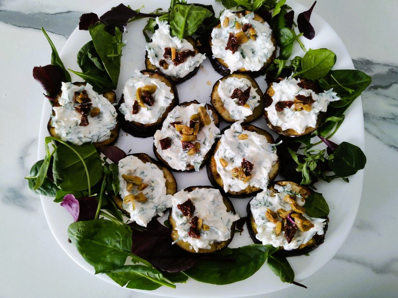Рецепт красивой закуски на праздник из баклажанов и чеснока - шаг 10