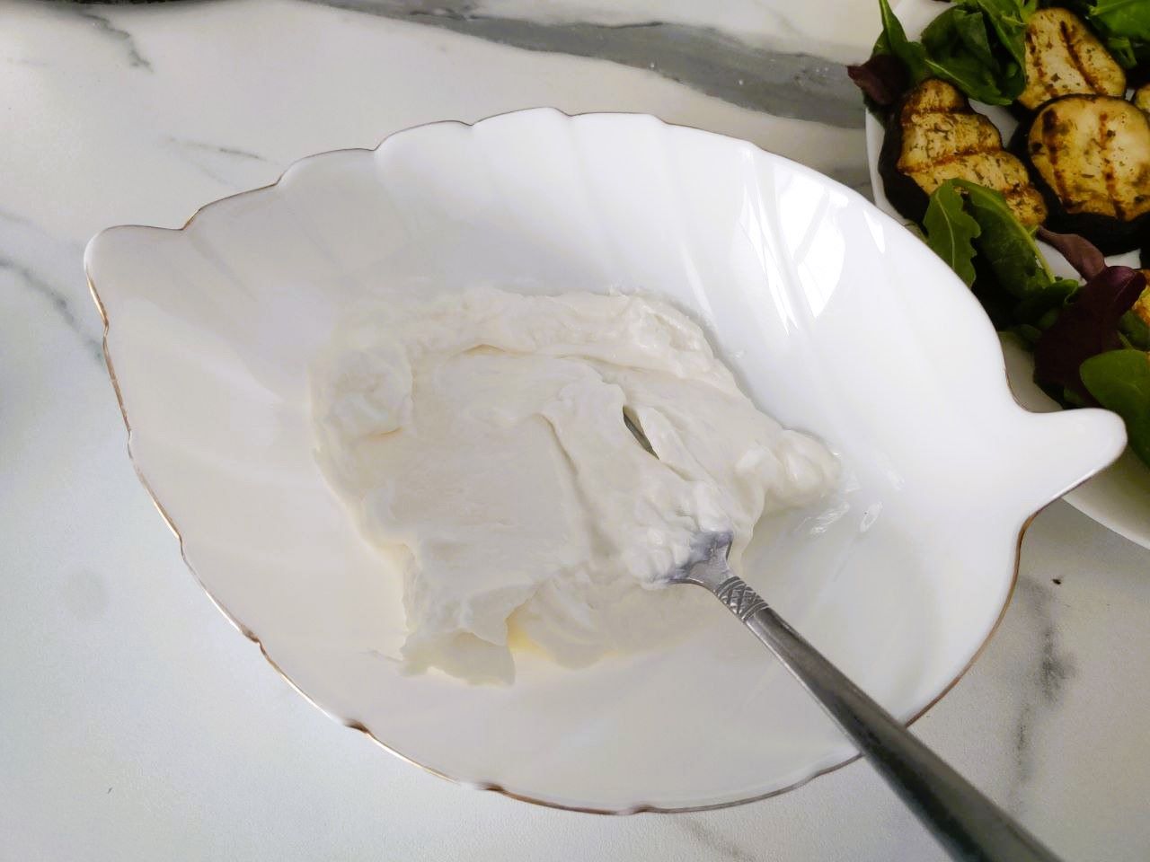 Рецепт красивой закуски на праздник из баклажанов и чеснока - шаг 3