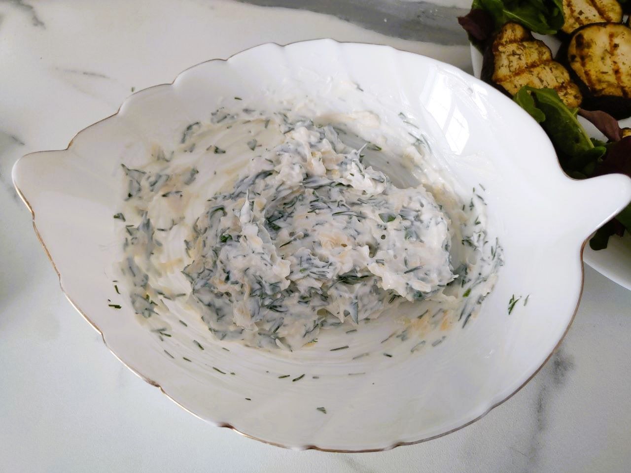 Рецепт красивой закуски на праздник из баклажанов и чеснока - шаг 6