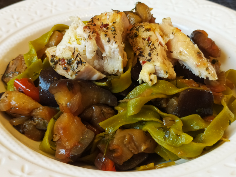 Рецепт баклажанов с овощами, макаронами и курицей