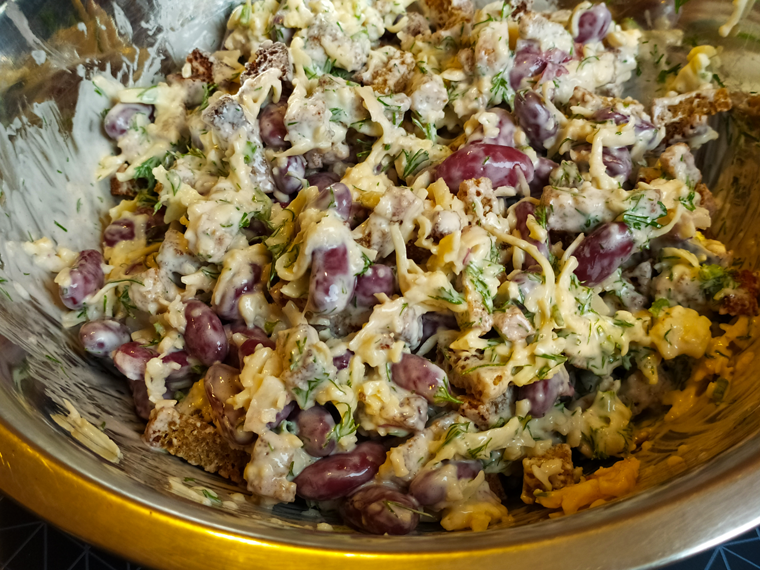 Рецепт вкусного салата с фасолью и сухариками под сырной чесночной заправкой - шаг 5