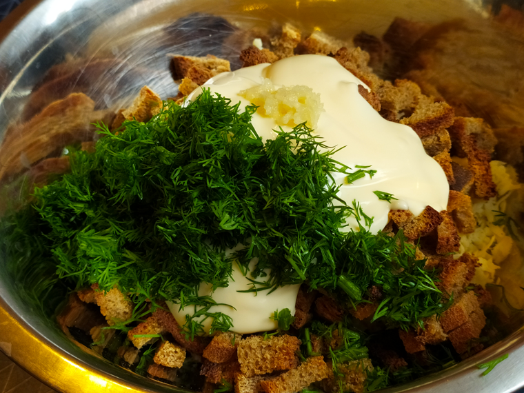 Рецепт вкусного салата с фасолью и сухариками под сырной чесночной заправкой - шаг 4