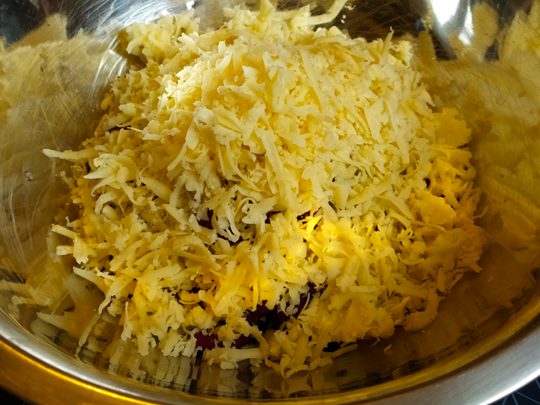 Рецепт вкусного салата с фасолью и сухариками под сырной чесночной заправкой - шаг 2