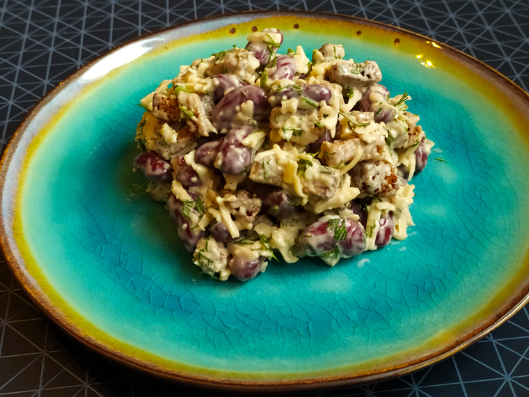 Рецепт вкусного салата с фасолью и сухариками под сырной чесночной заправкой - шаг 6