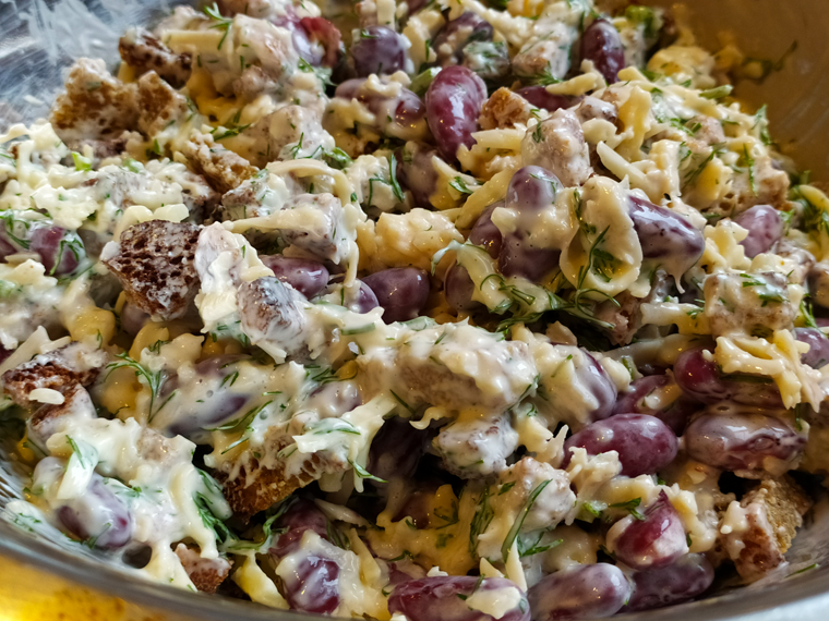 Рецепт вкусного салата с фасолью и сухариками под сырной чесночной заправкой
