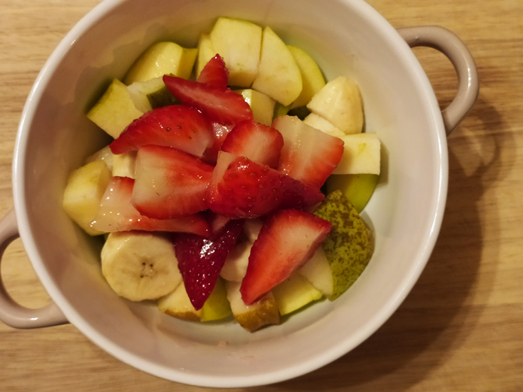 Летний фруктовый салат с йогуртом