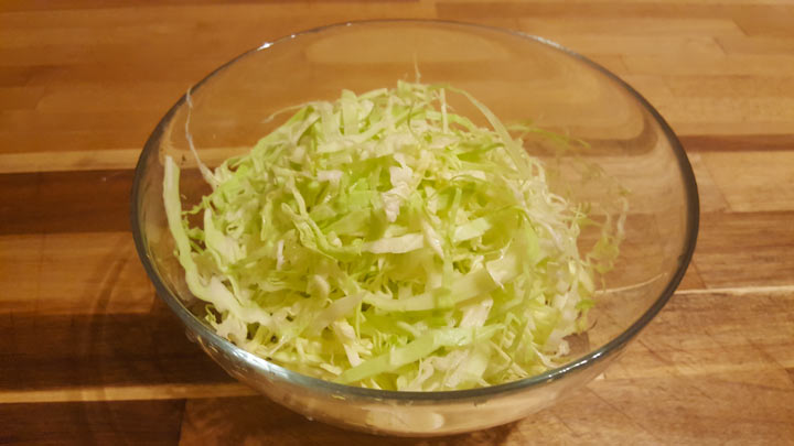 Рецепт салата из свежей капусты с зелью петрушки и укропа - шаг 1