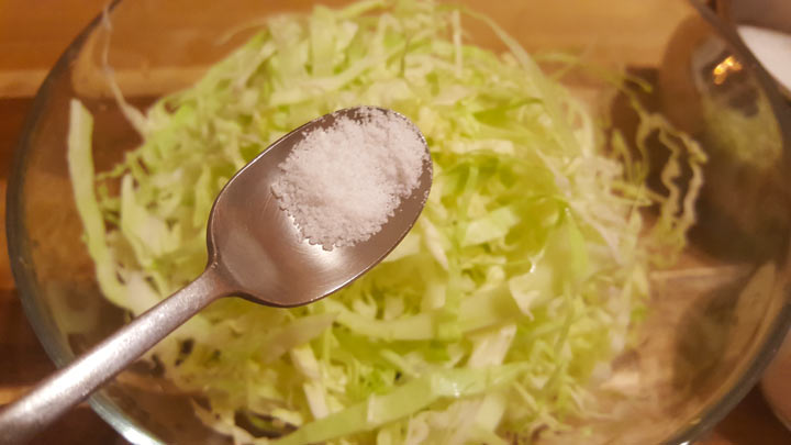 Рецепт салата из свежей капусты с зелью петрушки и укропа - шаг 2