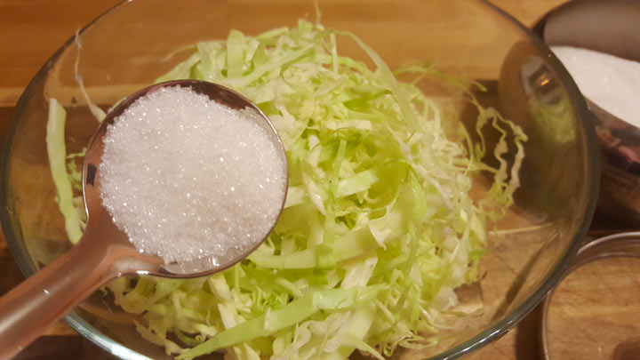 Рецепт салата из свежей капусты с зелью петрушки и укропа - шаг 3