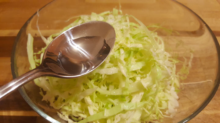 Рецепт салата из свежей капусты с зелью петрушки и укропа - шаг 4