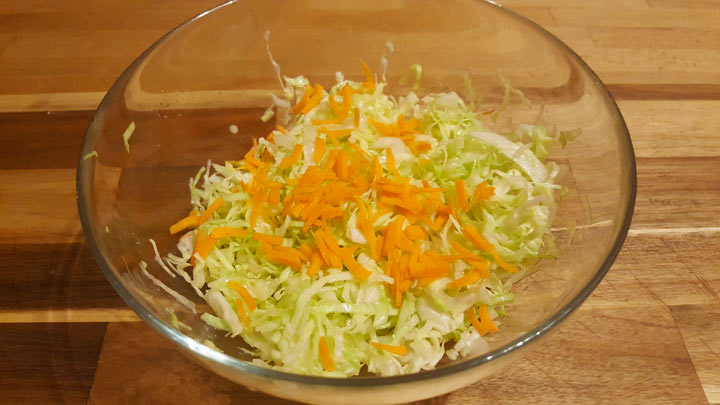 Рецепт салата из свежей капусты с зелью петрушки и укропа - шаг 5